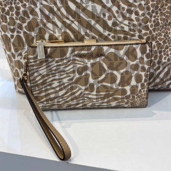 MICHAEL KORS LARGE DOUBLE ZIP WRISTLET WALLET PHONE CASE CLUTCH 
Camel Multi - Picture 5 of 16